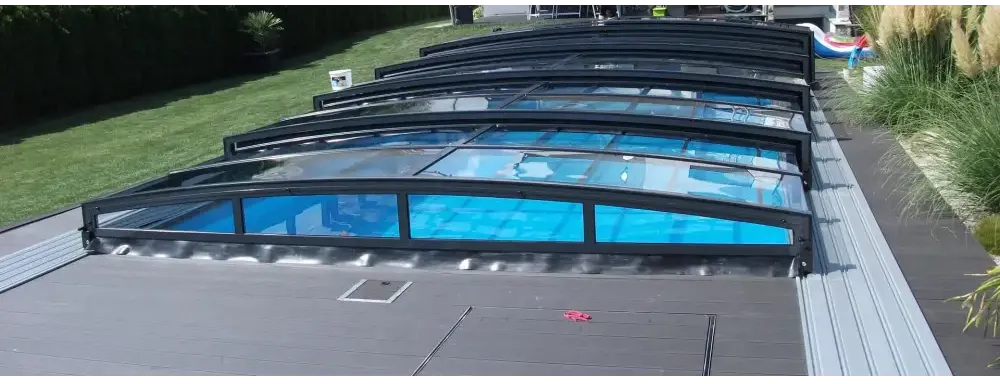 Pooltaket Special i RAL7016 antracit profiler med svart ram och genomskinliga paneler